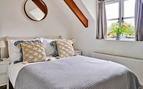 Coachmans Cottage: Letto, Mobilia, Interior Design, Camera Da Letto, Bedding, Lenzuolo, Legna, Biancheria, Pavimentazione, Camera