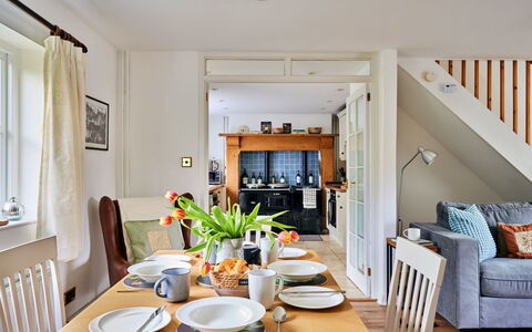 Coachmans Cottage: Mobilia, Interior Design, Sedia, Pavimentazione, Parete, Tavolo, Legna, Cucina & Sala Da Pranzo Tavolo, Soffitto, Sala Da Pranzo