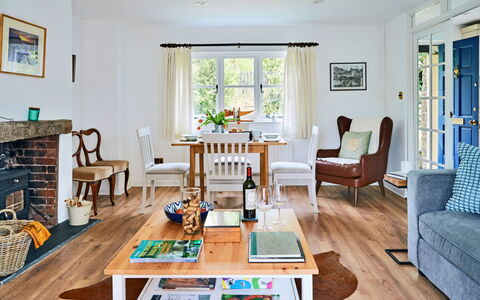 Coachmans Cottage: Mobilia, Interior Design, Pavimentazione, Divano, Tavolo, Camera, Legna, Sedia, Pavimento, Soggiorno