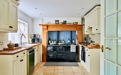 Coachmans Cottage: Cucina, Elettrodomestico Da Cucina, Cabinetry, Mobilia, Controsoffitto, Interior Design, Apparecchio Major, Legna, Pavimentazione, Cucina Stufa