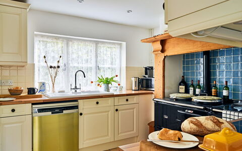 Coachmans Cottage: Cucina, Elettrodomestico Da Cucina, Controsoffitto, Cabinetry, Interior Design, Mobilia, Apparecchio Major, Pavimentazione, Cassetto, Illuminazione