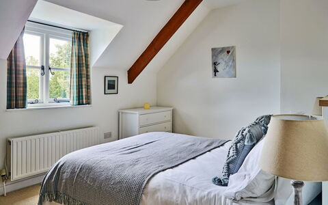 Coachmans Cottage: Letto, Mobilia, Interior Design, Camera Da Letto, Bedding, Lenzuolo, Legna, Soffitto, Casa, Pavimentazione