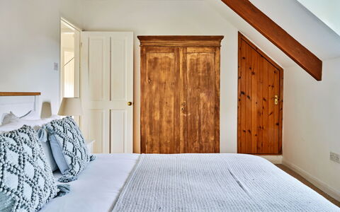 Coachmans Cottage: Camera Da Letto, Legna, Letto, Interior Design, Mobilia, Pavimentazione, Pavimento, Bedding, Soffitto, Lenzuolo