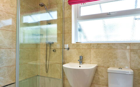Paw'S Rest: Bagno, Pavimentazione, Idraulico Fixture, Interior Design, Pavimento, Parete, Gabinetto, Idraulico, Piastrella, Doccia