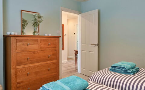 Paw'S Rest: Mobilia, Blu, Interior Design, Camera Da Letto, Letto, Legna, Pavimentazione, Pavimento, Cassetto, Camera
