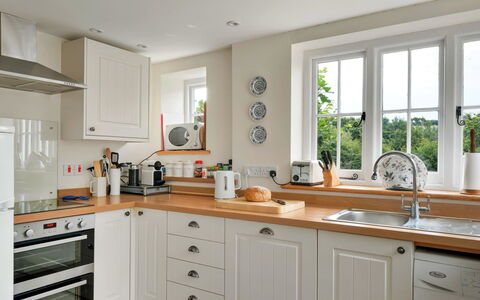 Filspholly: Cucina, Controsoffitto, Elettrodomestico Da Cucina, Cabinetry, Interior Design, Mobilia, Legna, Pavimentazione, Apparecchio Major, Casa