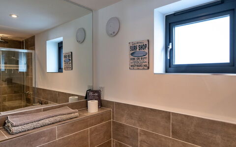 Greenway: Pavimentazione, Parete, Pavimento, Idraulico Fixture, Interior Design, Soffitto, Bagno, Idraulico, Piastrella, Camera