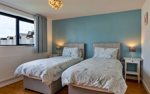 Greenway: Letto, Mobilia, Bedding, Camera Da Letto, Lenzuolo, Interior Design, Legna, Biancheria, Pavimento, Pavimentazione