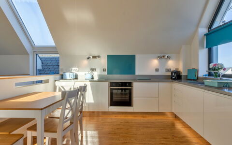 Greenway: Interior Design, Pavimentazione, Cucina, Legna, Soffitto, Mobilia, Pavimento, Controsoffitto, Lampada, Illuminazione