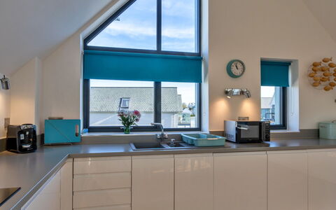 Greenway: Interior Design, Cucina, Soffitto, Pavimentazione, Controsoffitto, Illuminazione, Casa, Mobilia, Lampada, Camera