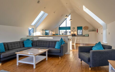 Greenway: Mobilia, Interior Design, Pavimentazione, Legna, Soffitto, Divano, Pavimento, Soggiorno, Camera, Illuminazione