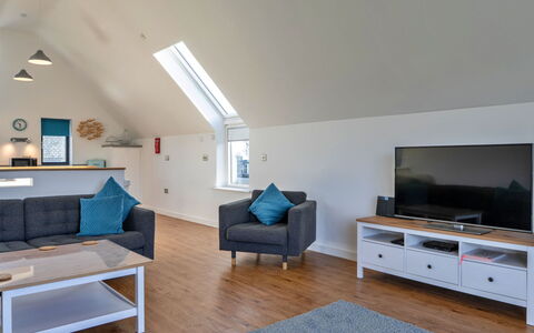Greenway: Mobilia, Interior Design, Pavimentazione, Legna, Pavimento, Soffitto, Camera, Illuminazione, Soggiorno, Casa