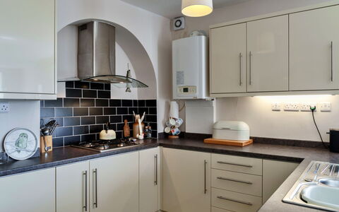 Westward Ho 604: Elettrodomestico Da Cucina, Cucina, Controsoffitto, Interior Design, Cabinetry, Apparecchio Major, Elettrodomestico, Mobilia, Parete, Cucina Stufa