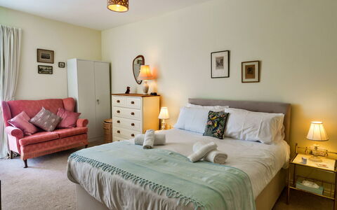 Westward Ho 604: Mobilia, Letto, Interior Design, Camera Da Letto, Bedding, Parete, Lenzuolo, Pavimentazione, Pavimento, Legna