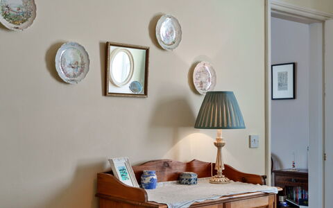 Westward Ho 604: Interior Design, Cornice, Camera, Dipingere, Color Legno, Modanatura, Latifoglie, Porcellana, Cassetto, Lampada