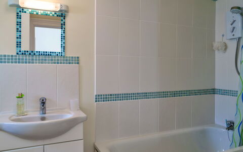 Westward Ho 604: Bagno, Blu, Idraulico Fixture, Interior Design, Parete, Pavimentazione, Pavimento, Lavello, Rubinetto, Idraulico