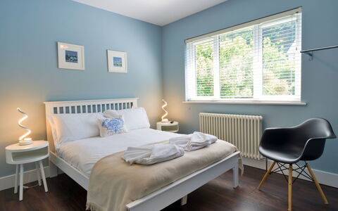 Thorndale: Letto, Camera Da Letto, Interior Design, Mobilia, Bedding, Lenzuolo, Pavimentazione, Pavimento, Legna, Soffitto