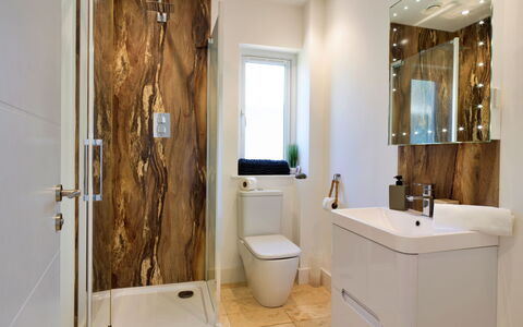 Thorndale: Parete, Idraulico Fixture, Pavimentazione, Interior Design, Bagno, Pavimento, Idraulico, Vasca Da Bagno, Specchio, Rubinetto