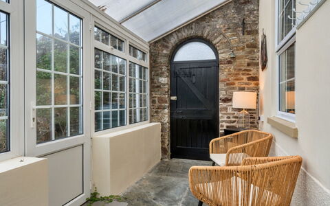 Hillside Rise: Interior Design, Porta, Pavimentazione, Casa, Pavimento, Mobilia, Porta A Casa, Pianta Della Casa, Portico, Vaso Di Fiori