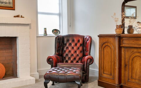 Hillside Rise: Mobilia, Interior Design, Pavimentazione, Club Chair, Sedia, Soggiorno, Color Legno, Pelle, Latifoglie, Antique