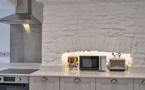 Hillside Rise: Interior Design, Cucina, Soffitto, Controsoffitto, Elettrodomestico Da Cucina, Cabinetry, Materiali Naturali, Muro ​​Di Pietra, Design, Elettrodomestico