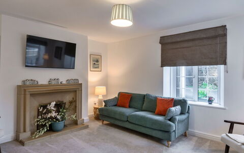 Hillside Rise: Mobilia, Interior Design, Parete, Divano, Pavimentazione, Legna, Pavimento, Soffitto, Camera, Soggiorno