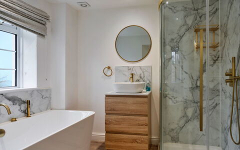 Hillside Rise: Interior Design, Bagno, Pavimentazione, Idraulico Fixture, Pavimento, Specchio, Mobiletto Del Bagno, Idraulico, Rubinetto, Casa