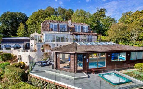 Cliff Lodge: Casa, Casa, Tetto, Zona Residenziale, Estate, Villetta, Dimora, Giardino, Villa, Portico