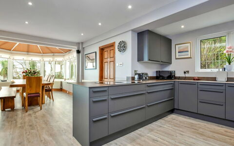 Cliff Lodge: Pavimentazione, Cucina, Interior Design, Mobilia, Pavimento, Legna, Cabinetry, Controsoffitto, Apparecchio Major, Elettrodomestico Da Cucina