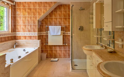 Cliff Lodge: Bagno, Interior Design, Idraulico Fixture, Pavimentazione, Vasca Da Bagno, Parete, Pavimento, Lavello, Rubinetto, Lavandino Del Bagno