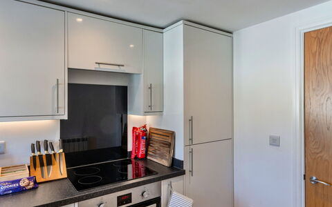 Harbour View: Elettrodomestico Da Cucina, Cucina, Apparecchio Major, Controsoffitto, Cabinetry, Interior Design, Elettrodomestico, Legna, Pavimentazione, Cucina Stufa