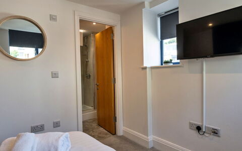 Harbour View: Parete, Interior Design, Camera Da Letto, Pavimentazione, Letto, Pavimento, Bedding, Lenzuolo, Camera, Soffitto