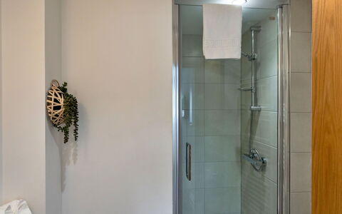 Harbour View: Parete, Bagno, Interior Design, Pavimentazione, Idraulico Fixture, Pavimento, Illuminazione, Idraulico, Doccia, Bicchiere