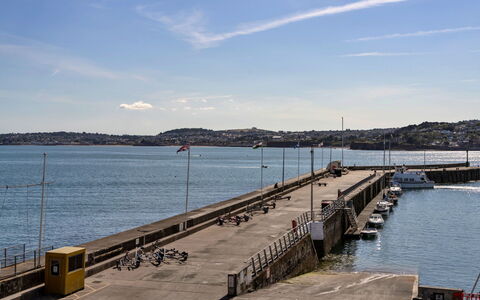 Harbour View: Acqua, Corpo D'Acqua, Risorse Idriche, Waterway, Costiera E Morfologie Oceanic, Canale, Mare, Dock, Costa, Lago