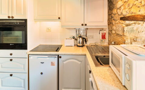Lea Hill, Woodpecker: Elettrodomestico Da Cucina, Cucina, Controsoffitto, Cabinetry, Apparecchio Major, Mobilia, Interior Design, Lavello, Pavimentazione, Elettrodomestico