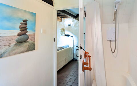 Lea Hill, Woodpecker: Parete, Pavimentazione, Interior Design, Pavimento, Soffitto, Idraulico Fixture, Camera, Idraulico, Bagno, Specchio