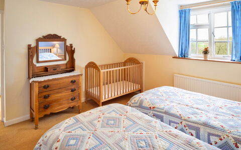 Lea Hill, Nuthatch: Mobilia, Interior Design, Letto, Camera Da Letto, Legna, Pavimentazione, Bedding, Pavimento, Tessile, Cassetto