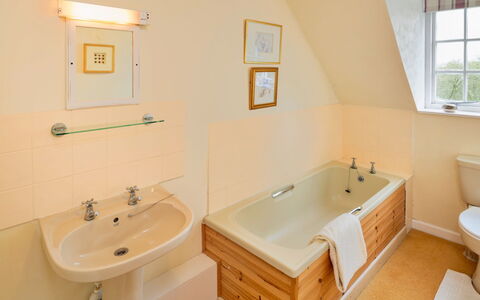 Lea Hill, Nuthatch: Idraulico Fixture, Pavimentazione, Interior Design, Legna, Bagno, Pavimento, Vasca Da Bagno, Idraulico, Rubinetto, Camera