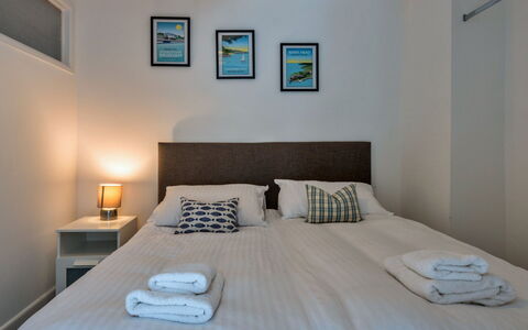 Palm Cott: Letto, Camera Da Letto, Interior Design, Bedding, Mobilia, Pavimento, Lenzuolo, Parete, Pavimentazione, Legna