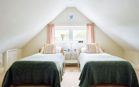 The Barn at Courtleigh: Letto, Interior Design, Camera Da Letto, Mobilia, Bedding, Soffitto, Legna, Lenzuolo, Pavimento, Camera