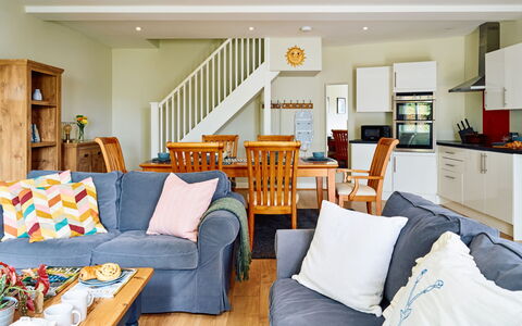 The Barn at Courtleigh: Mobilia, Interior Design, Divano, Pavimentazione, Pavimento, Legna, Soffitto, Soggiorno, Camera, Tavolo