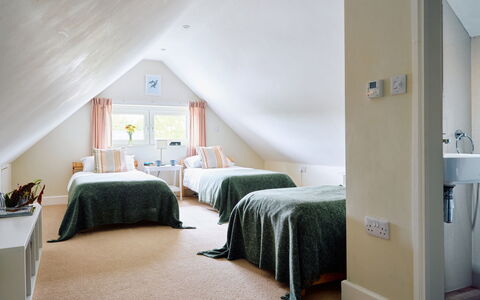 The Barn at Courtleigh: Letto, Interior Design, Mobilia, Camera Da Letto, Pavimentazione, Pavimento, Parete, Soffitto, Legna, Bedding