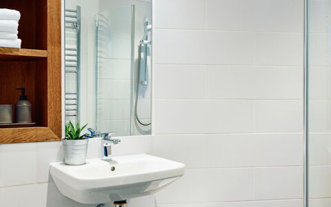 The Barn at Courtleigh: Bagno, Interior Design, Parete, Pavimentazione, Idraulico Fixture, Pavimento, Gabinetto, Specchio, Idraulico, Lavandino Del Bagno