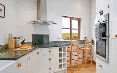Larkrise: Pavimentazione, Interior Design, Cabinetry, Legna, Cucina, Controsoffitto, Pavimento, Elettrodomestico Da Cucina, Casa, Soffitto