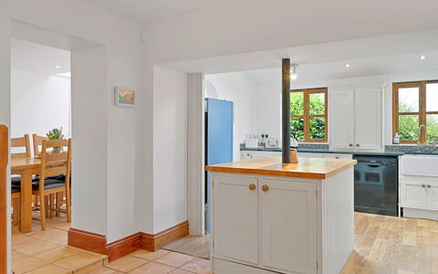 Larkrise: Pavimentazione, Mobilia, Interior Design, Parete, Pavimento, Legna, Cabinetry, Controsoffitto, Soffitto, Cucina
