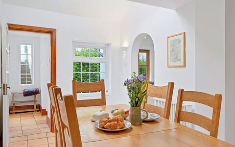 Larkrise: Mobilia, Pavimentazione, Interior Design, Pavimento, Legna, Tavolo, Soffitto, Cucina & Sala Da Pranzo Tavolo, Sala Da Pranzo, Sedia