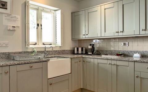 River Cottage: Cucina, Controsoffitto, Cabinetry, Elettrodomestico Da Cucina, Interior Design, Pavimentazione, Mobilia, Legna, Apparecchio Major, Lavello