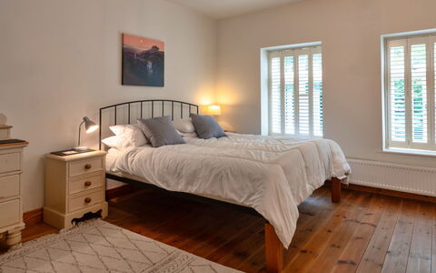 River Cottage: Letto, Bedding, Camera Da Letto, Mobilia, Lenzuolo, Interior Design, Pavimento, Pavimentazione, Legna, Soffitto