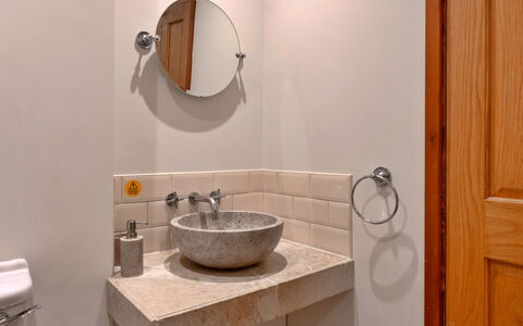 River Cottage: Idraulico Fixture, Lavandino Del Bagno, Pavimentazione, Bagno, Interior Design, Idraulico, Rubinetto, Pavimento, Lavello, Camera