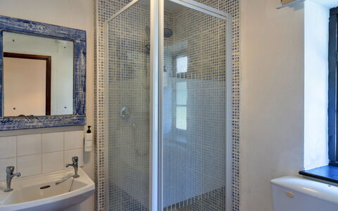 Trimstone Manor - Manor Cottage: Parete, Pavimento, Interior Design, Pavimentazione, Soffitto, Idraulico Fixture, Bagno, Camera, Porta, Appartamento
